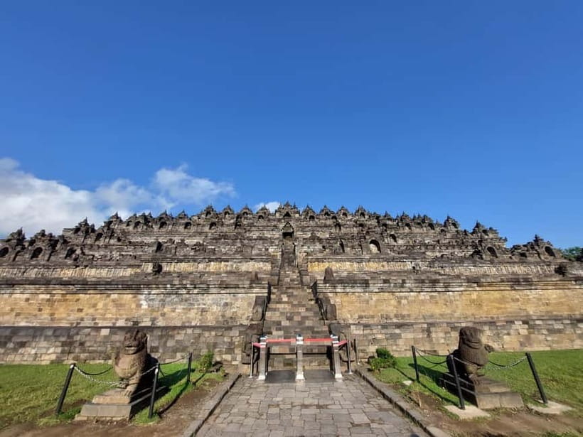 All-inclusive Borobudur Temple Tour with Sunrise Option - Borobudur Sunrise and the Top Climb: the main event