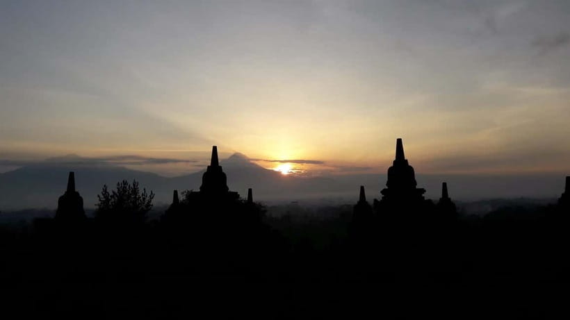 All-inclusive Borobudur Temple Tour with Sunrise Option - The guided 1-hour temple tour: what you’ll actually do