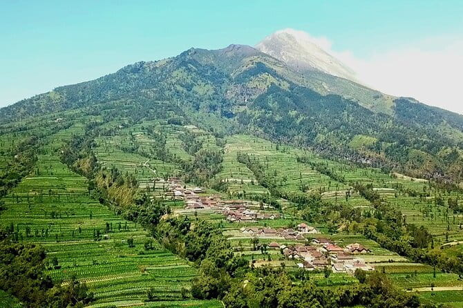 Borobudur Climb Up and Selogriyo Temple Rice Terraces Trekking - Selogriyo Temple: a quiet break in the middle of your day