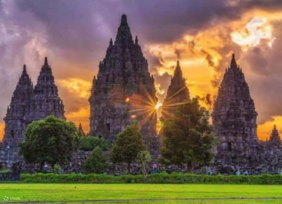 Borobudur &Prambanan Temple Tour Guaranteed Climb to the top - How the day runs: pickup, English-speaking driver, and a possible reverse order