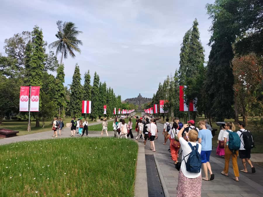 Borobudur &Prambanan Temple Tour Guaranteed Climb to the top - Should you book this Borobudur & Prambanan climb tour?
