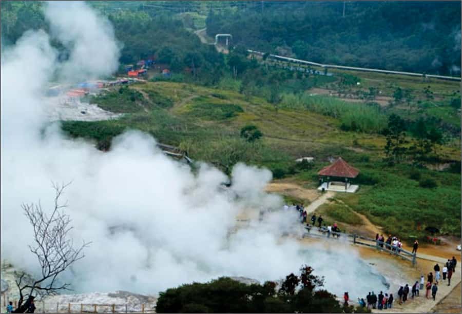 From Yogyakarta: 12-Hour Guided Dieng Plateau Sunrise Trip - Batu Pandang Hill and the Colourful Lake: when the valley does its thing