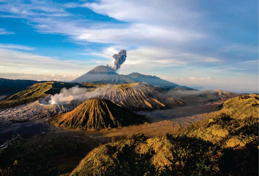 From Yogyakarta: Borobudur, Mount Bromo, and Ijen 4-Day Tour - Day 1 Setumbu Hill Sunrise and First Gates Into Borobudur
