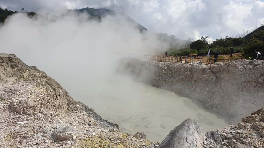 from Yogyakarta: Dieng, Dawn's Embrace & Cultural Treasures - Cold hands, sulfur smells, and fog: when to adjust expectations