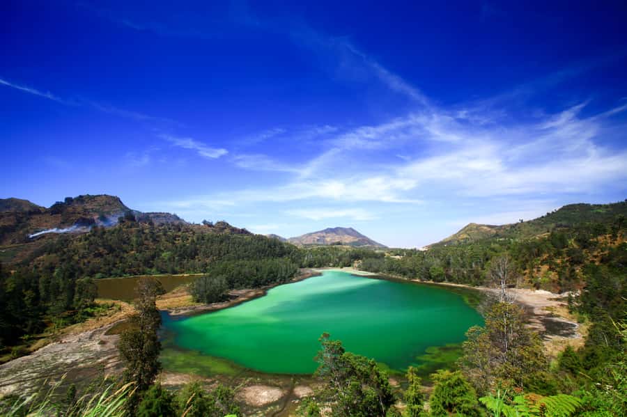 From Yogyakarta: Dieng Plateau Golden Sunrise Guided Trip - Telaga Warna Lake: sulfur science with a surreal payoff