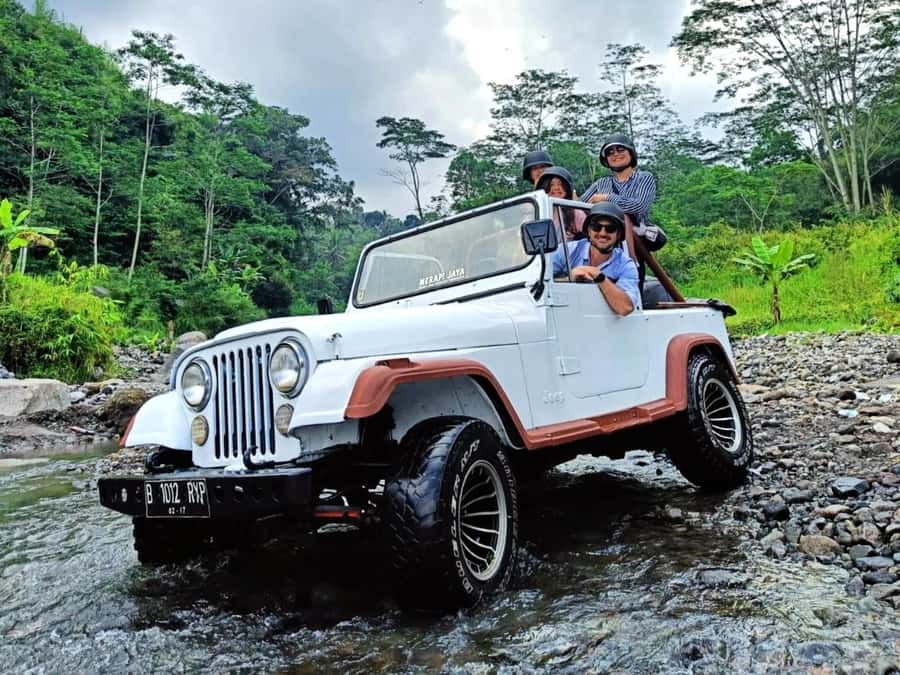 Merapi Volcano 4WD Jeep Tour and Kedung Kayang Waterfall - Lunch stop near Merapi: keep it simple so you’re ready for the jeep