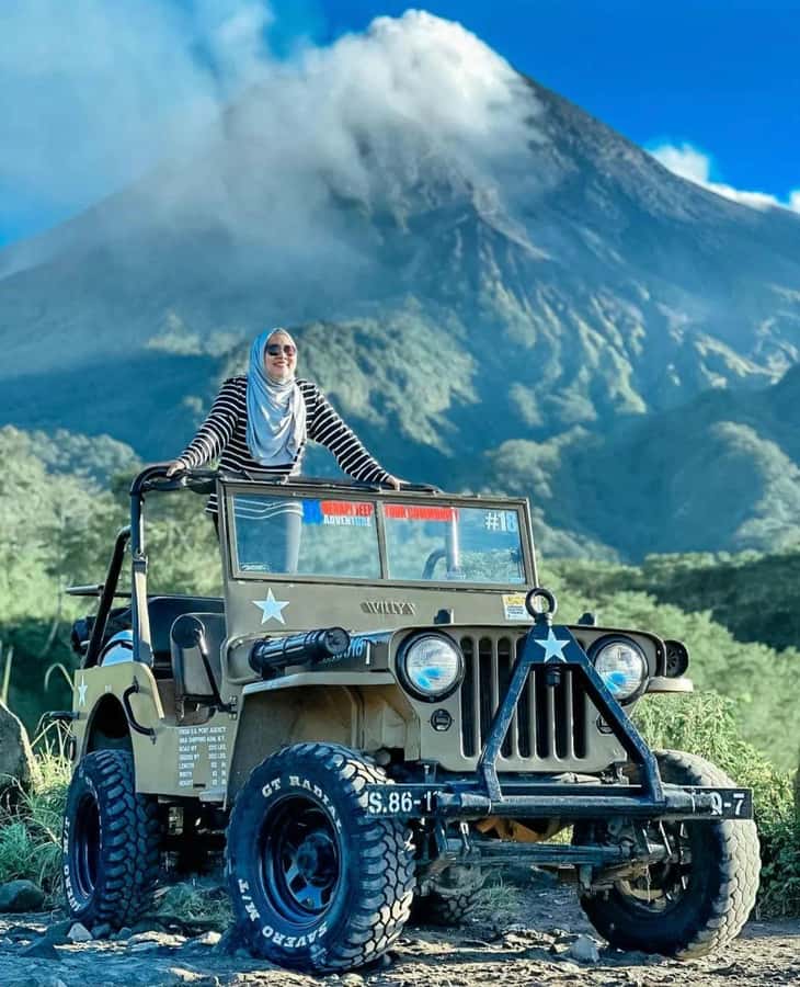 Merapi volcano sunrise with 4wd jeep and step on cold lava - Merapi at sunrise: why this one works