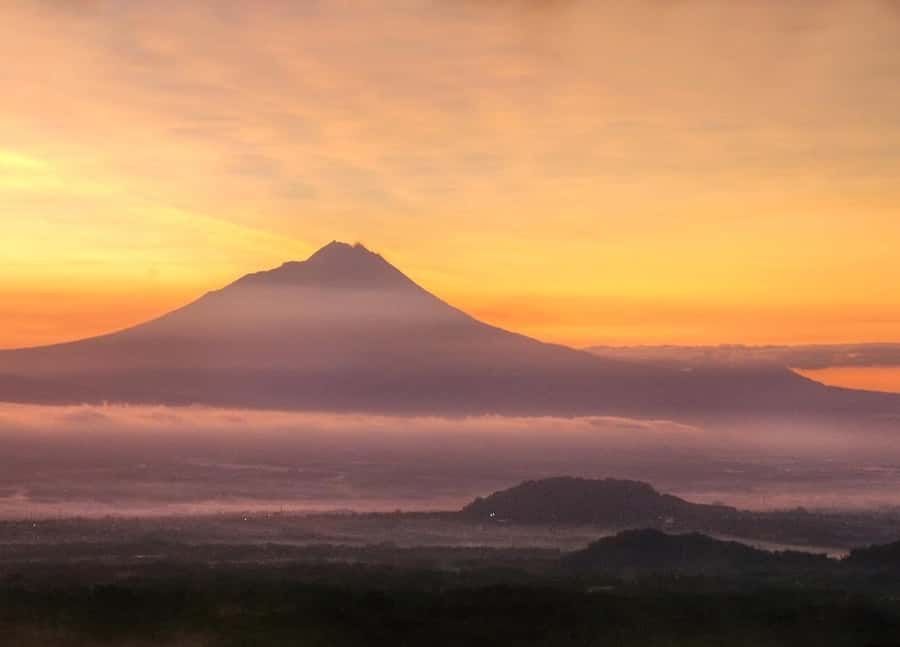 Merapi volcano sunrise with 4wd jeep and step on cold lava - Sunrise viewpoint: getting the golden moment