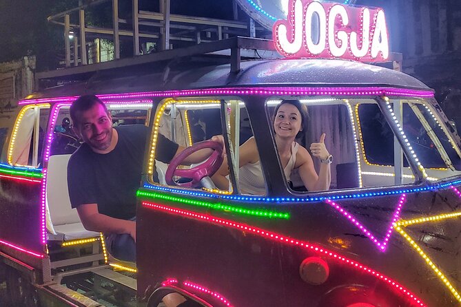 Night Walking Tour-Malioboro street food with guide at Yogyakarta - Stop 3: Jalan Malioboro and the Lumpia Bamboo Shoot Moment