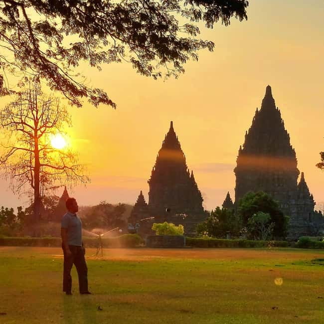 Sunrise/Day Tour: Borobudur-Prambanan-Volcano Terrace View - Guides and pacing: the human part that makes temples easier