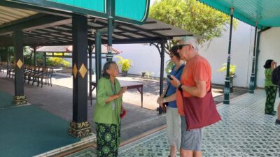 Taman sari water castle, sultan palace & local food tasting - Entering Kraton Yogyakarta: seeing palace architecture with a local guide