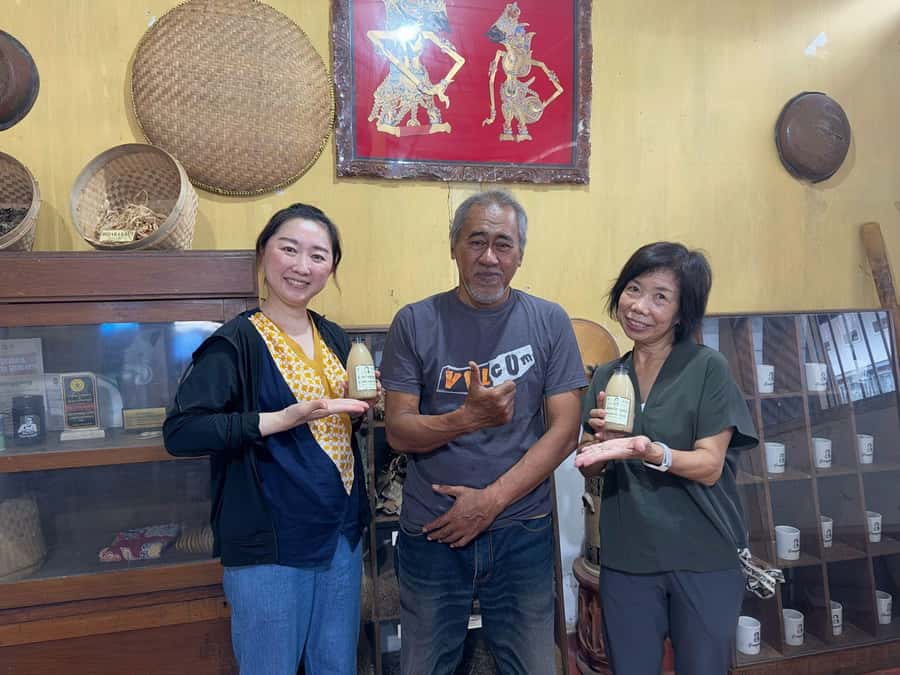 Yogakarta: Jamu Workshop with a Royal Healer’s Descendant - Grinding Jamu With a Lesung and Volcanic Stone