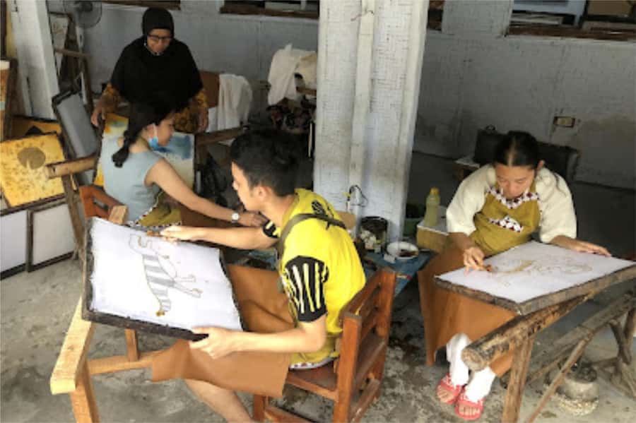 Yogyakarta: 2-hour Batik Making Course with Souvenir - Choosing your pattern: stencils, pre-drawn options, and your own twist