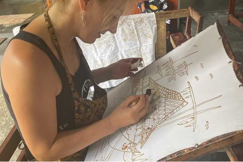 Yogyakarta: 2-hour Batik Making Course with Souvenir - The instructors: English instruction plus real patience