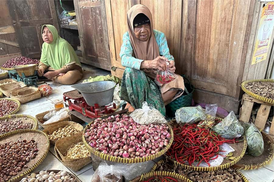 Yogyakarta: 3-hour Cooking Class with Market Tour - English instruction and small-group logistics that actually help