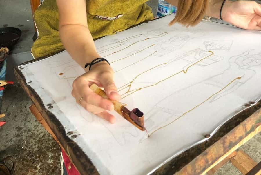 Yogyakarta: Batik Painting Workshop - Painting with dye: choosing colors and watching them change