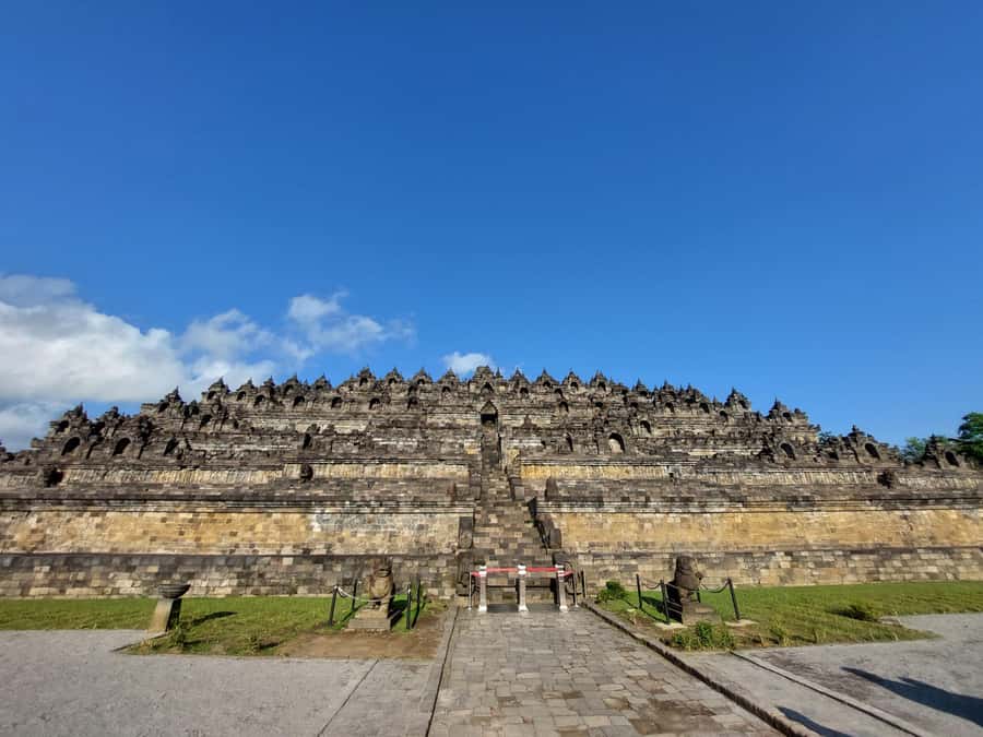 Yogyakarta: Borobudur and Prambanan Private Tour - Pawon Temple and Mendut Monastery: the smaller stops that add real meaning