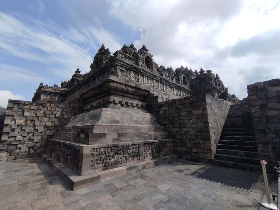 Yogyakarta: Borobudur Climb and Prambanan Shared Guided Tour - Lunch break: use the downtime wisely before Prambanan
