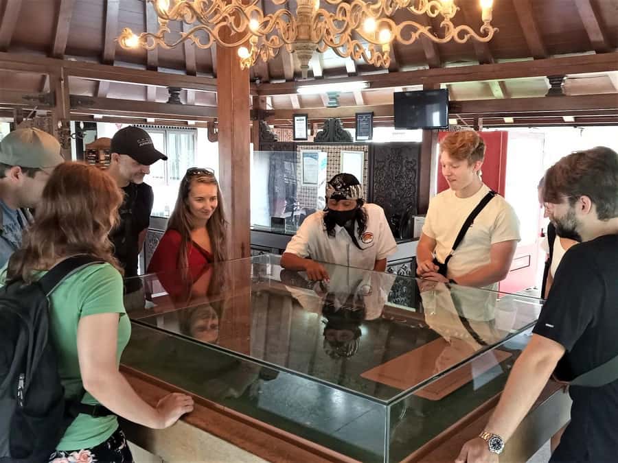 Yogyakarta: Borobudur Climb and Prambanan Shared Guided Tour - Price check: is $36 fair value for Borobudur and Prambanan?
