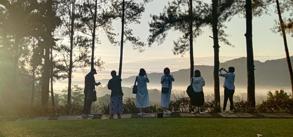 Yogyakarta: Borobudur Climb up & Prambanan Tour with Sunset - The guide quality factor: names to watch for and what it signals