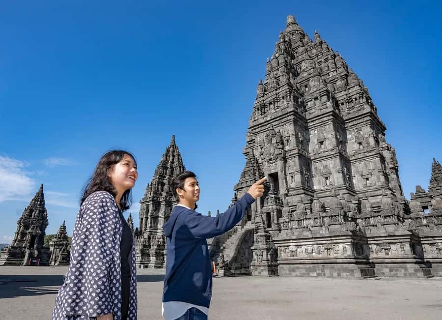 Yogyakarta: Borobudur Sunrise & Prambanan ClimbUp Guarantee - Lunch, water, and staying comfortable before your climb