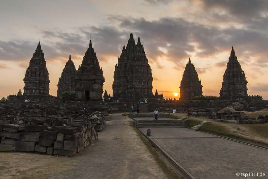 Yogyakarta: Borobudur sunrise(guarantee climb up)& Prambanan - What to bring (and what to wear) so you enjoy every step