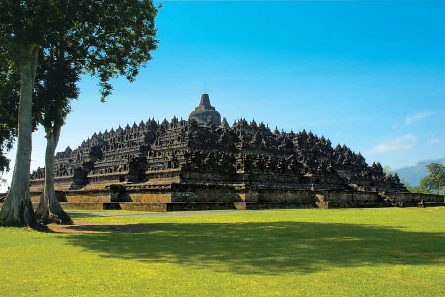 Yogyakarta: Borobudur sunrise(guarantee climb up)& Prambanan - Stumbu Hill: a quick viewpoint reset with your included ticket