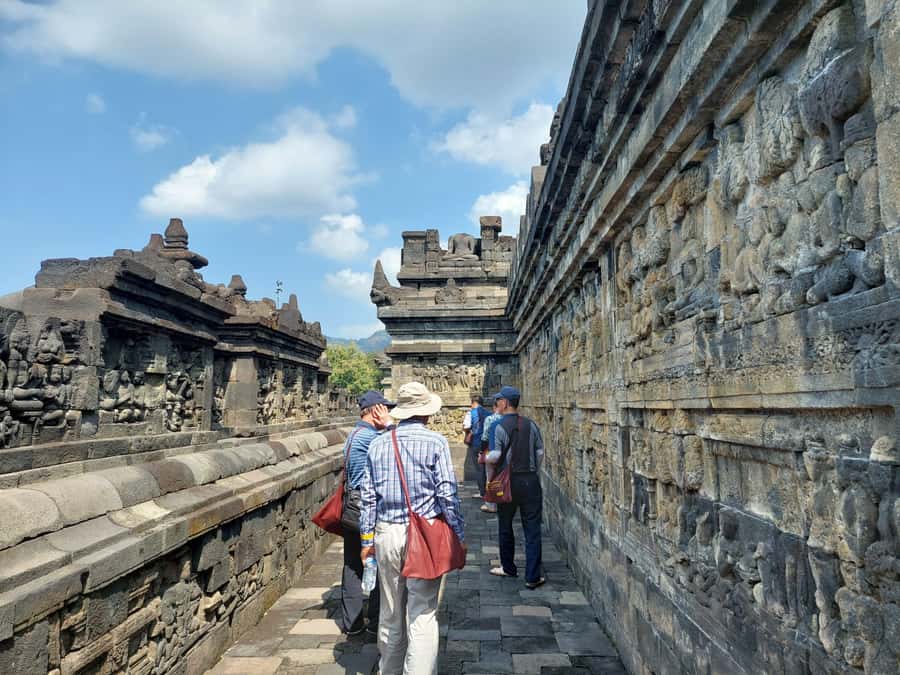 Yogyakarta: Borobudur Sunset Climb Up Shared Guided Tour - Borobudur with a live English guide: more than a photo stop