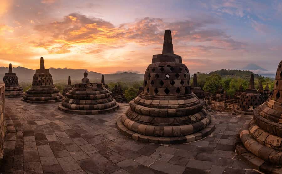 Yogyakarta: Borobudur sunset(guarantee climb up) & Prambanan - The logistics: a full 10-hour day with smart handoffs