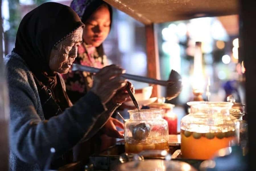 Yogyakarta: Guided City Walk and Food Tour - Your Night Map: From Local Café to Malioboro and Beyond