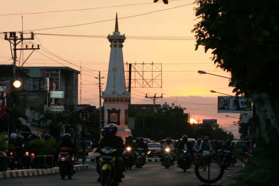 Yogyakarta: Guided City Walk and Food Tour - Coffee and Snacks at the Local Café Stop