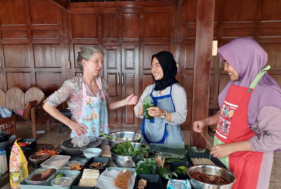 Yogyakarta: Javanese Cooking Class & Market Tour - Dewi’s market tour: learning Javanese ingredients in real time