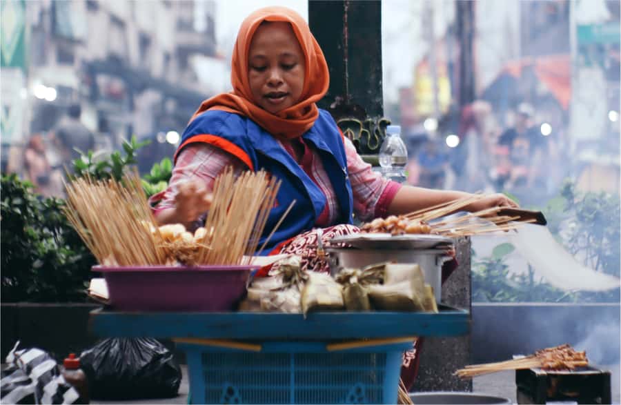 Yogyakarta: Night Walking and Street Food Tasting Tour - Starting at Tugu and Doing a Fast Night Orientation