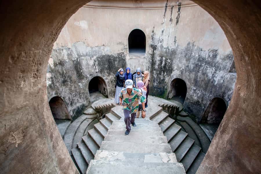 Yogyakarta: Palace, Water Castle & UNESCO Temple Guided Tour - Sultan’s Palace in Yogyakarta: 17th-Century Royal Rhythm