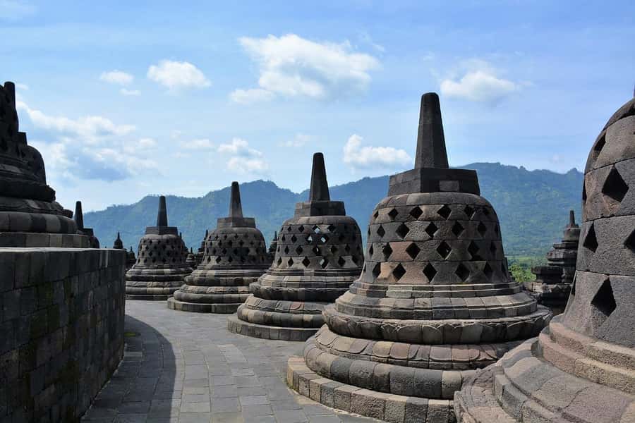 Yogyakarta: Prambanan Tour and Borobudur Climb to the Top - Why this Yogyakarta temples day trip feels efficient (and not rushed)
