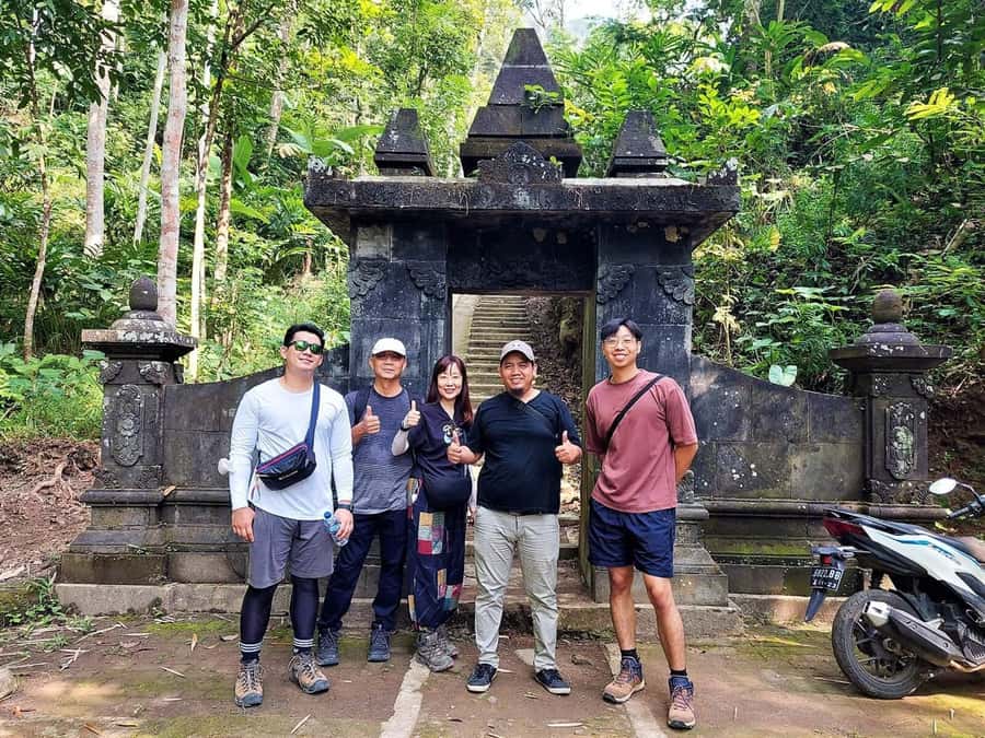 Yogyakarta: Selogriyo Temple and Rice Terrace Soft Trekking - Heading back: a different path keeps the day from feeling repetitive