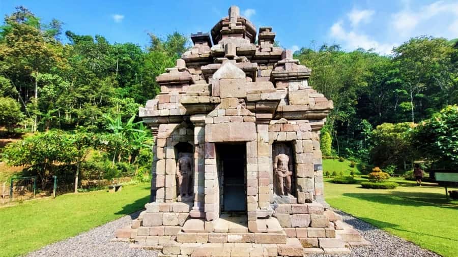 Yogyakarta: Selogriyo Temple and Rice Terrace Soft Trekking - Driving through rural Java: why the transfer time is part of the experience