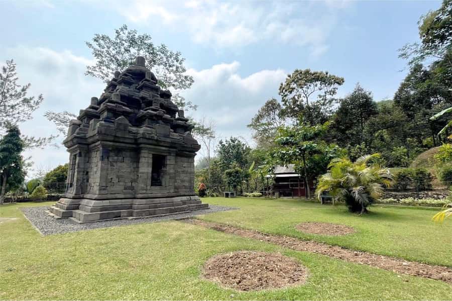 Yogyakarta: Selogriyo Temple, Rice Terraces & Waterfall Tour - Entering Selogriyo Temple on Foot: Fairytale Views and Quiet Time
